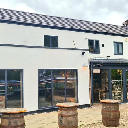 The Waterside Bar, Rooms & Restaurant Swinton  Bagian luar foto