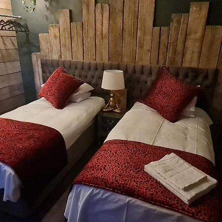The Waterside Bar, Rooms & Restaurant Swinton  Ruang foto