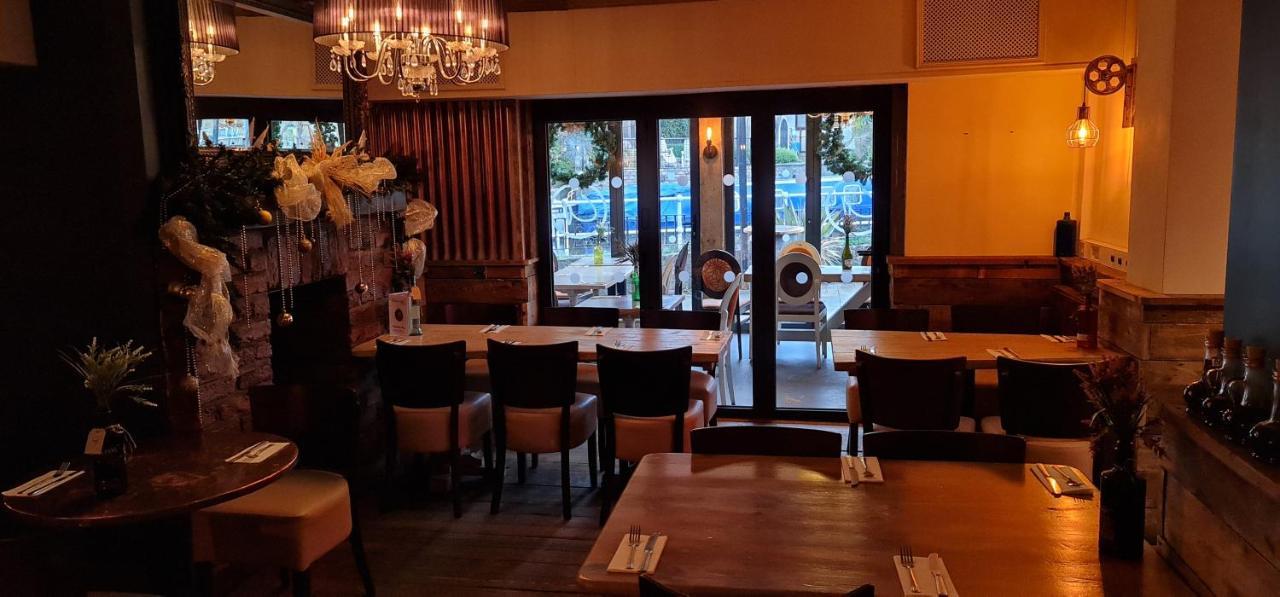 The Waterside Bar, Rooms & Restaurant Swinton  Bagian luar foto