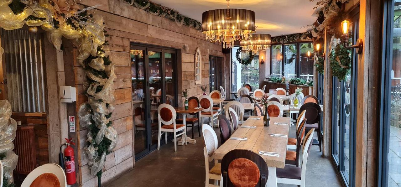 The Waterside Bar, Rooms & Restaurant Swinton  Bagian luar foto