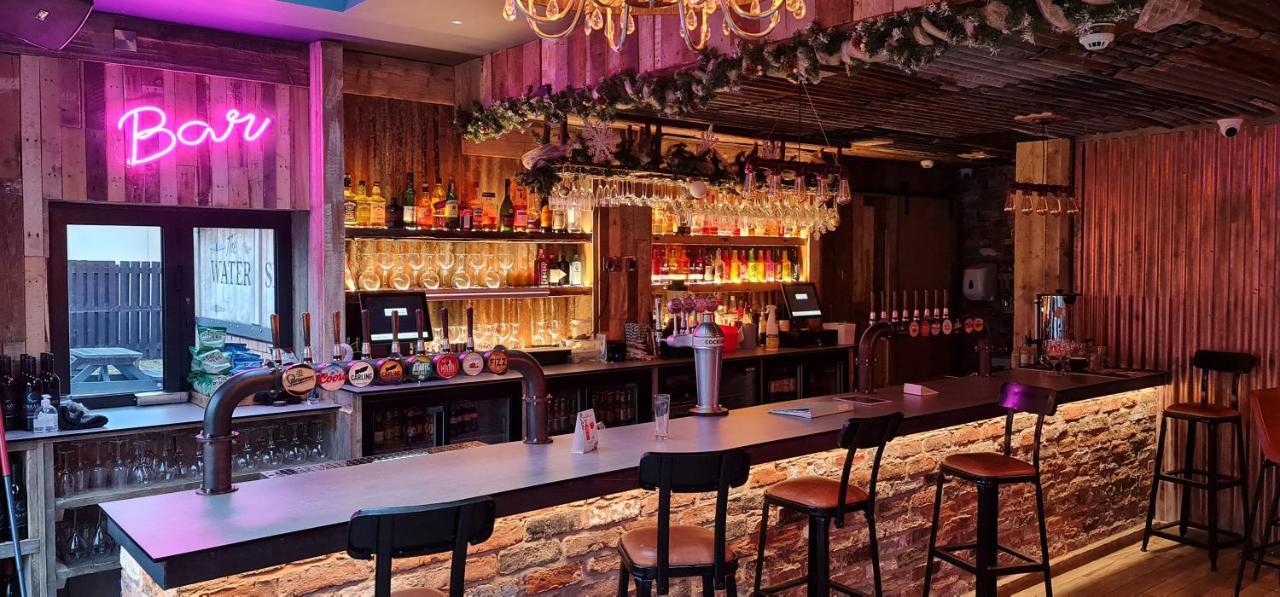 The Waterside Bar, Rooms & Restaurant Swinton  Bagian luar foto