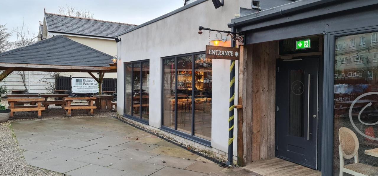 The Waterside Bar, Rooms & Restaurant Swinton  Bagian luar foto