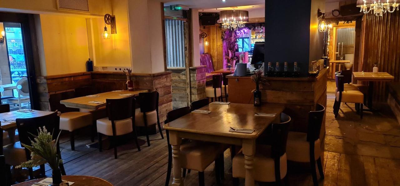 The Waterside Bar, Rooms & Restaurant Swinton  Bagian luar foto